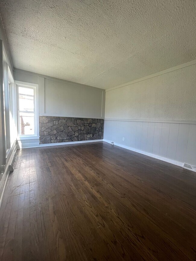 Building Photo - Beautiful and spacious 4 Bedroom 2 Bath House in Calumet City, IL MUST SEE