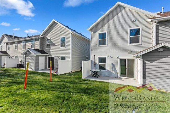 Building Photo - Beautiful Townhome in Sunset