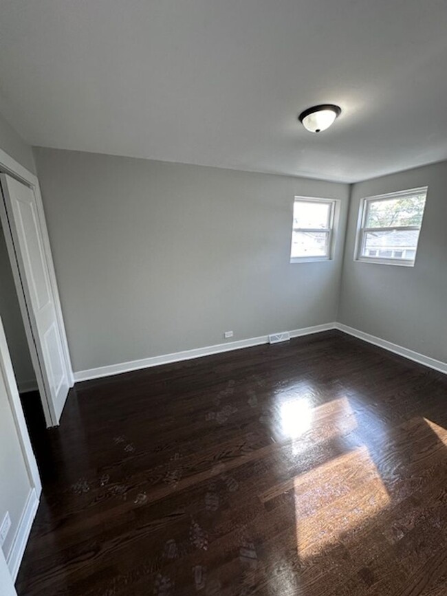 Building Photo - Garfield Ridge 3 bedroom apartment with a ...