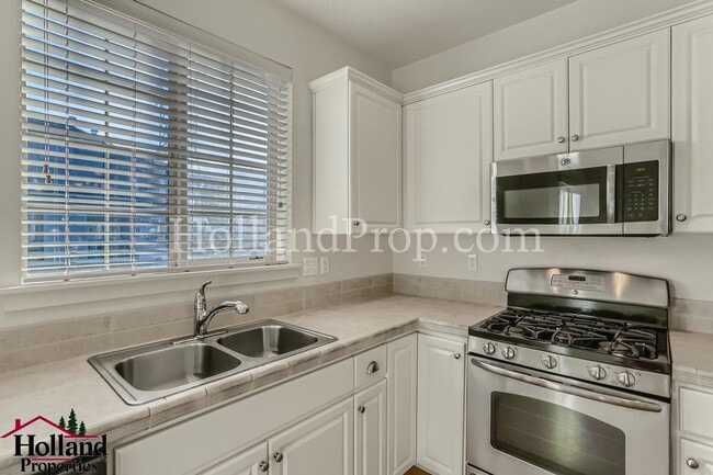 Building Photo - 838 NE Wheelock Pl