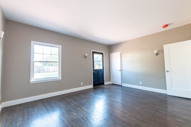 Building Photo - Amazing 3 bed 2.5 bath single family house...