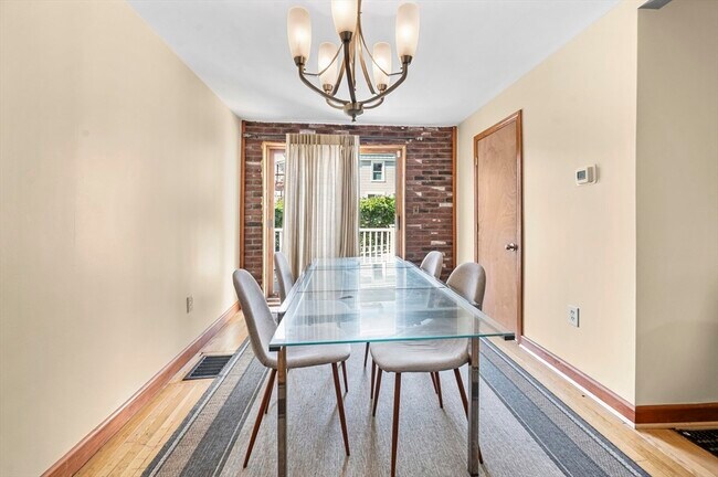 Building Photo - 50 Temple St