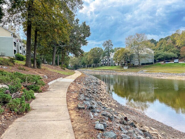 Building Photo - Amenity rich water front condo ready for move in!