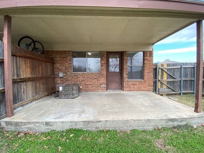 Building Photo - AVAILABLE NOW 2 BED 1.5 BATH TOWNHOME IN K...