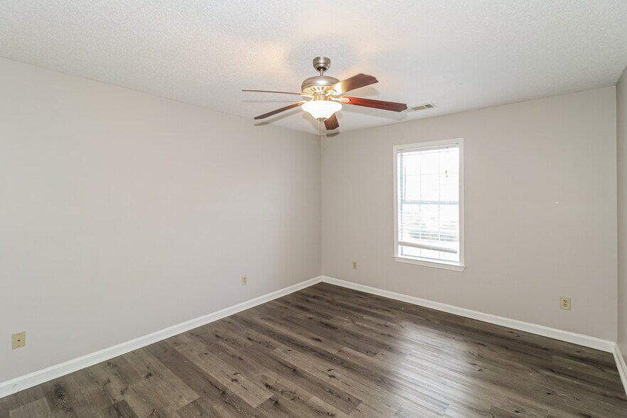 Building Photo - 8289 Crimson Creek Dr