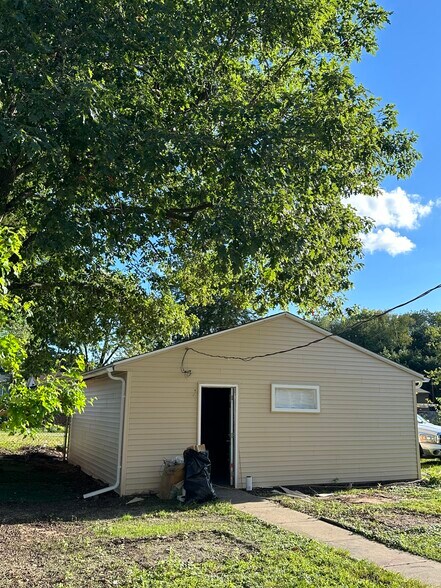 Detached garage with new siding & new roof - 1444 Dodge St