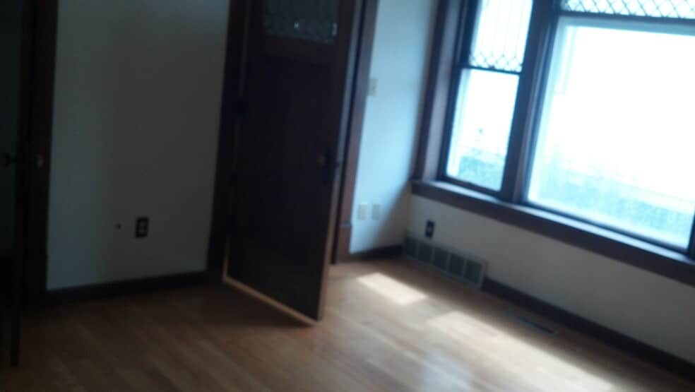Building Photo - 916 N Broadway Dr