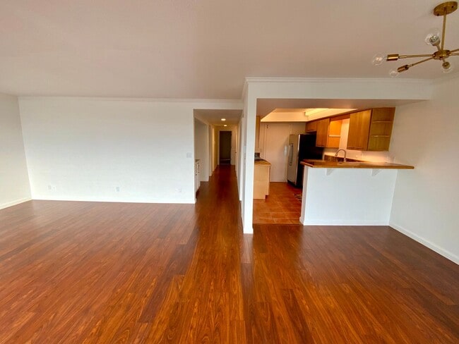 Building Photo - Lower Queen Anne 2BR Condo