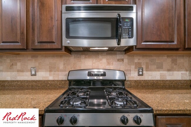 Building Photo - Move In Special- $500 Off First Month's Rent! 3 Bedroom, Fully Furnished Home.