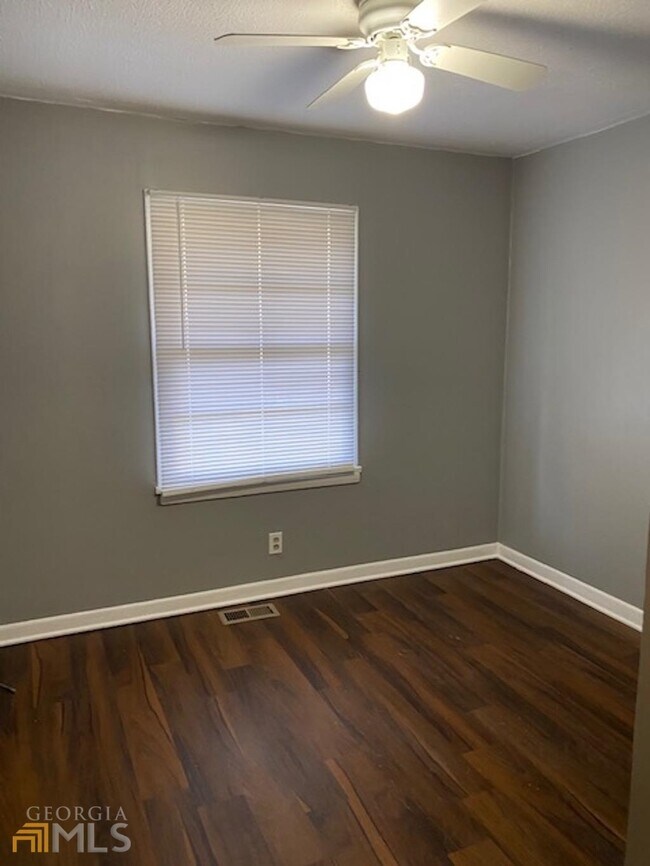 Building Photo - 221 Banberry Dr SE
