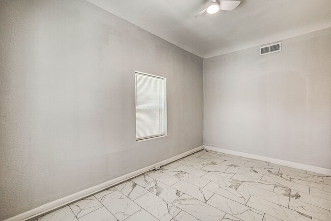 Building Photo - Central Renovated House 2 bed / 1 bath wit...