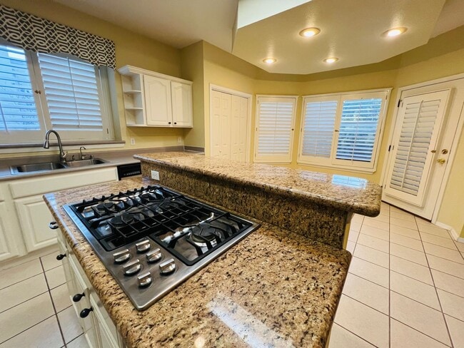 Building Photo - Stunning 4 bedroom, 3 bath home in West El...