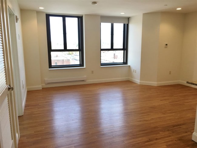 Building Photo - 875 Elm St