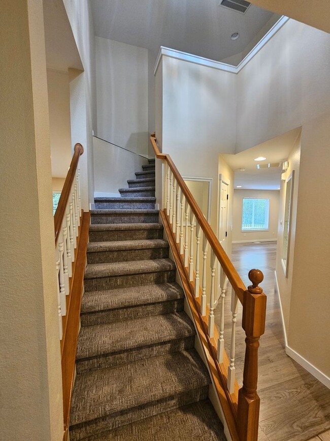 Building Photo - Beautiful 3 bed 3 bath family home in a ni...