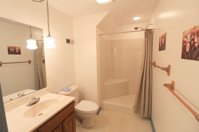 Building Photo - For Rent: Spacious Ranch-Style Home with S...