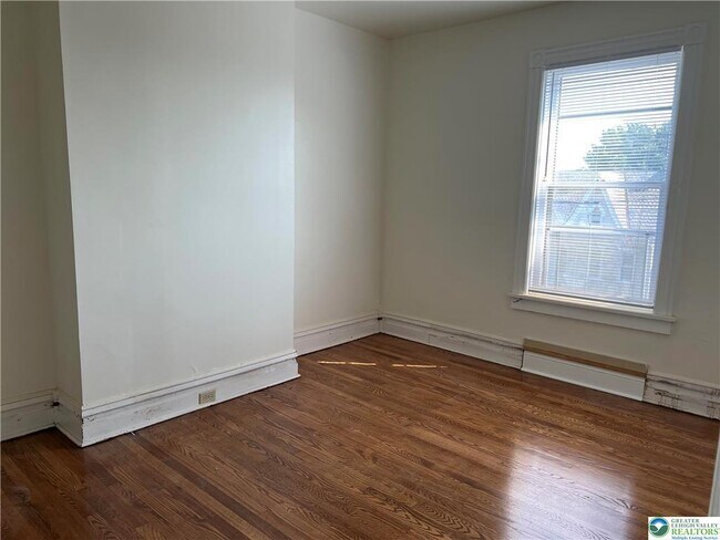 Building Photo - 529 Linden St