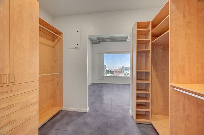 Building Photo - Modern Loft with City View