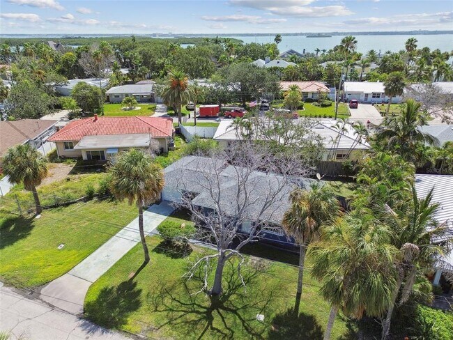 Building Photo - 951 Lantana Ave