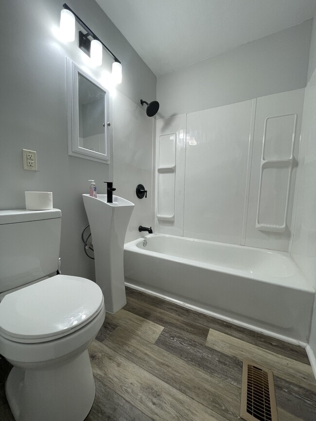 Building Photo - 706 Crestlyn Dr
