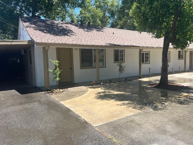 Building Photo - Absolutely ADORABLE/Spacious 2/2 Duplex!  ...