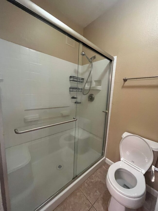 Building Photo - Spacious 3bed 2.5 bath available in Regency Park