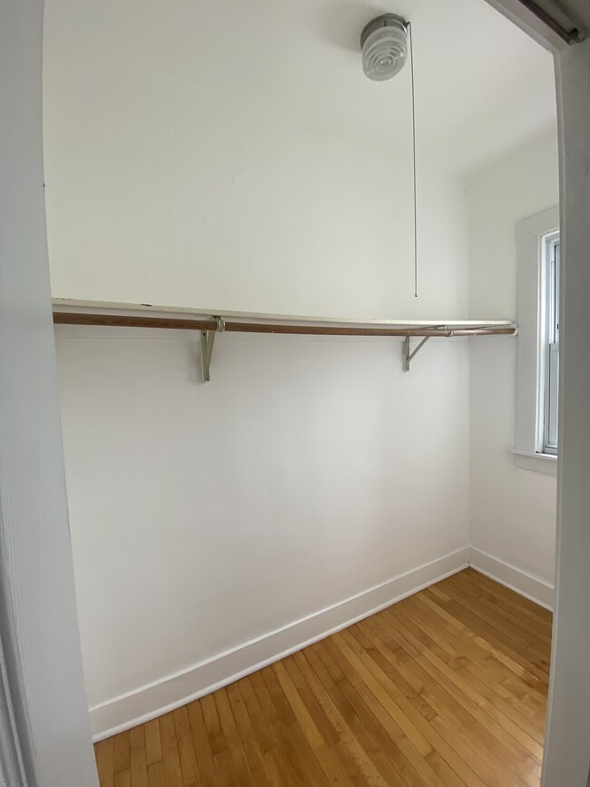 Master bed walk-in closet - 3724 Grand Blvd