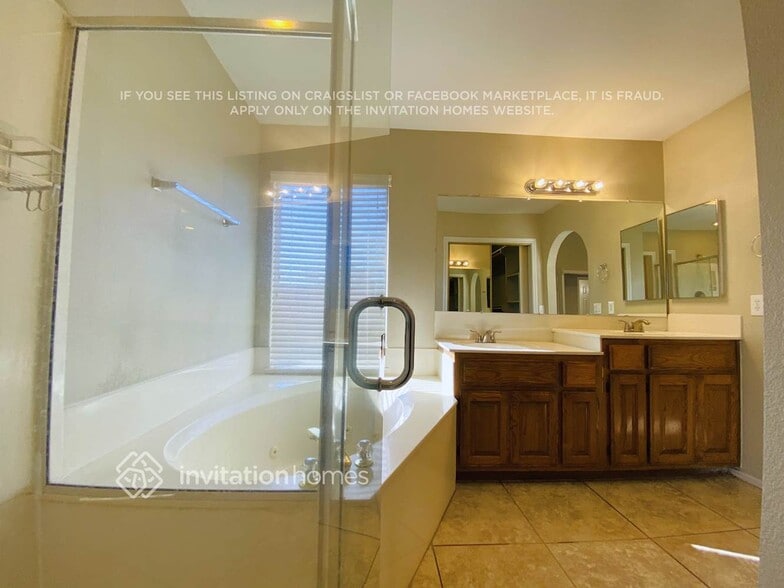 Building Photo - 302 S Quail Ln