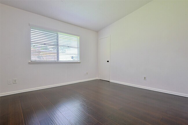 Building Photo - 9910 Kent Towne Ln