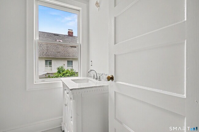 Building Photo - 15 Shorelands Pl