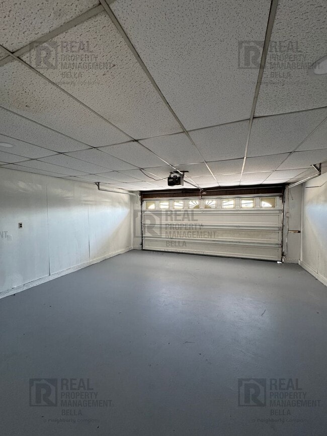 Building Photo - 55+ Community Gem: Open Floor Plan, Large Backyard & Clubhouse Amenities