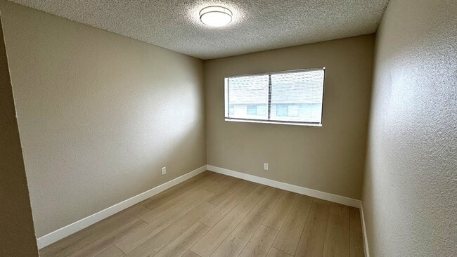 Building Photo - Modern Renovated 3-Bedroom Townhome in Gated Montclair Community | Pet-Friendly | 2-Car Garage | ...