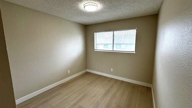 Building Photo - Newly Renovated Spacious 3-Bedroom Townhom...