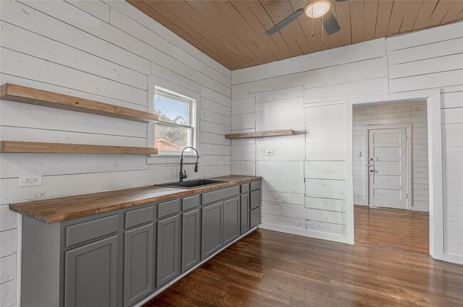 Building Photo - 703 Avenue J