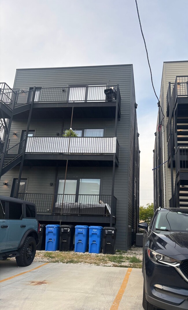 Building Photo - 6853 W Belmont Ave