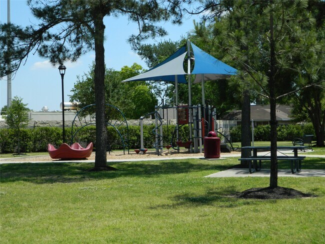 Building Photo - 7415 River Pines Dr