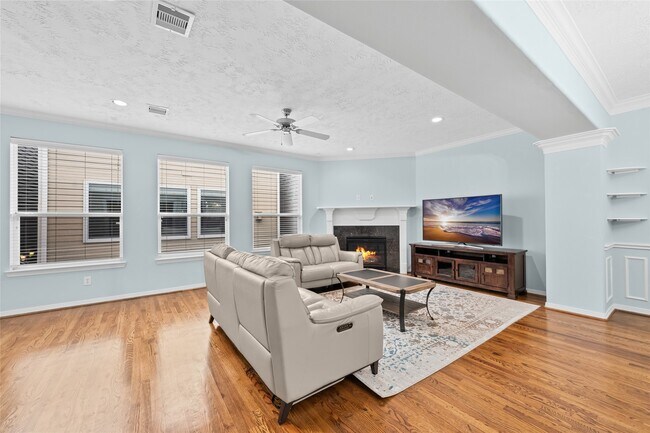 Building Photo - 3410 Skyline Village Dr