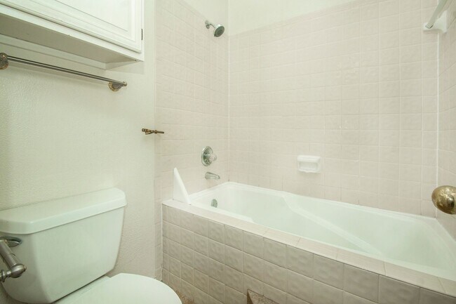 Building Photo - 4242 N Capistrano Dr