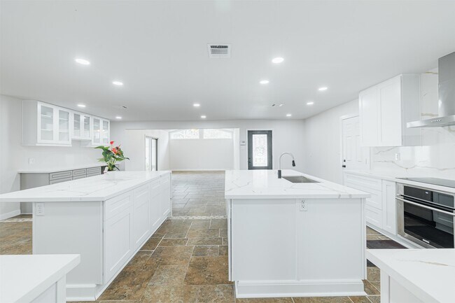 Building Photo - 10055 Larston St