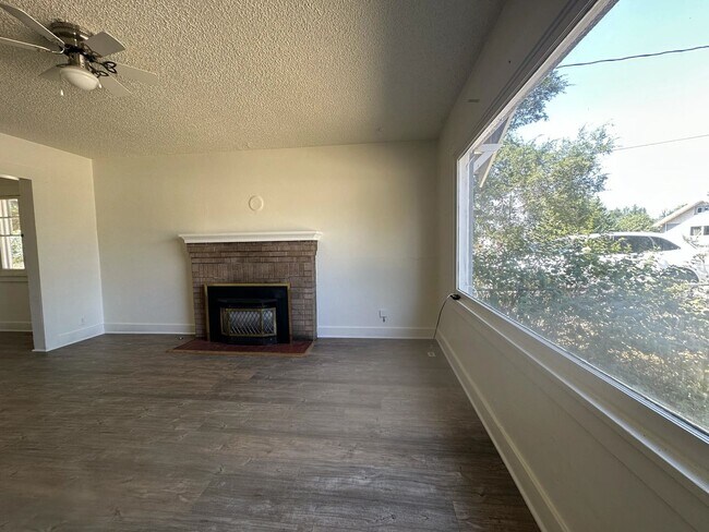 Building Photo - 2024 Darrow Ave