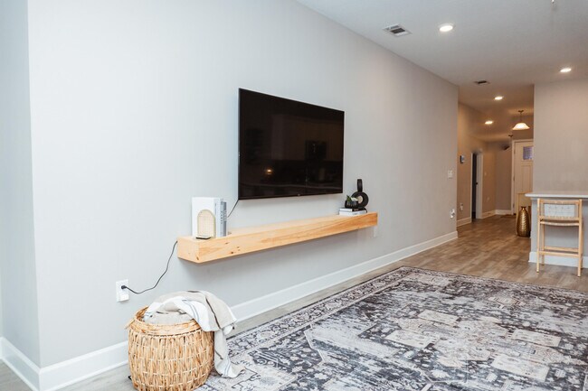 Building Photo - 105 Sago Palm Wy