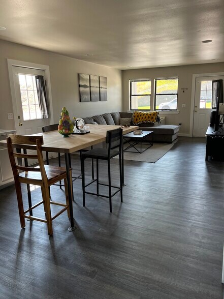 Building Photo - 434 S Jackson St