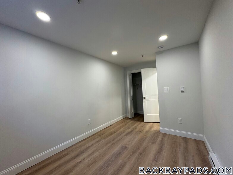 Building Photo - 529 Beacon St