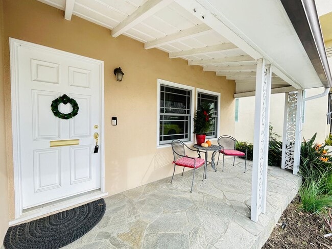 Building Photo - Naples Island Gem!