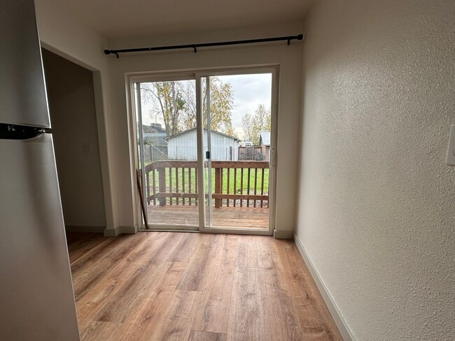 Building Photo - Newly Remodeled 3 bedroom house in Roseburg