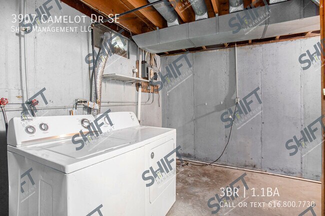 Building Photo - 3907 Camelot Dr SE