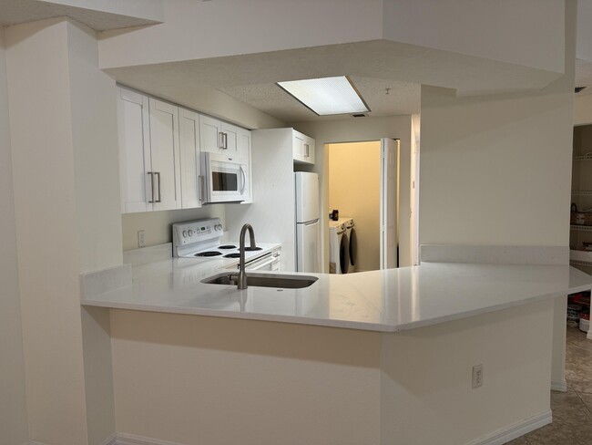 Building Photo - 3020 Alcazar Pl