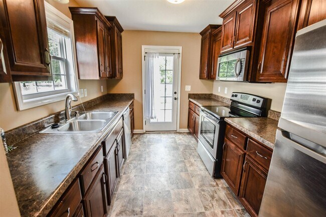 Building Photo - Ranch with Bonus in Fox Crossing!