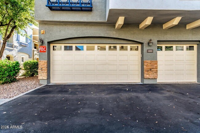 Building Photo - 2402 E 5th St