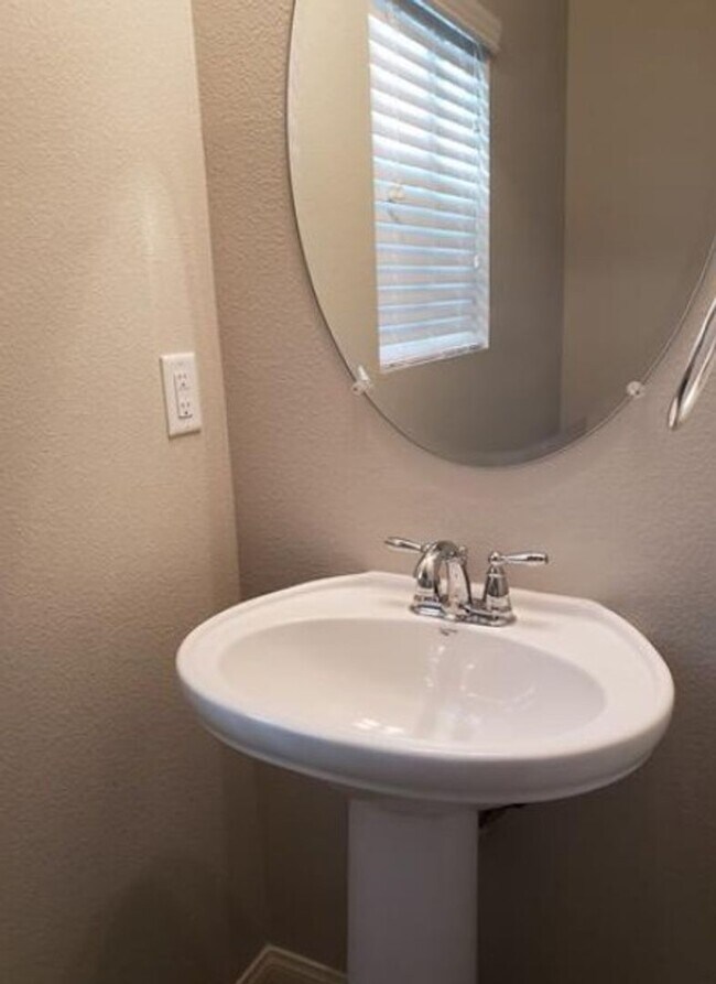 Building Photo - 4 BEDROOMS IN HIGHLANDS RANCH!!!