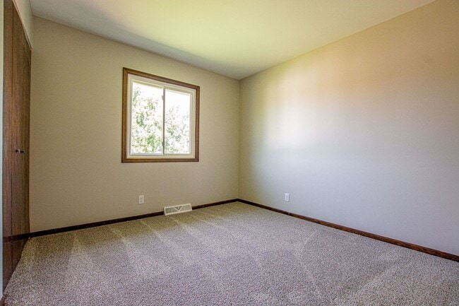 Building Photo - 3 Bedroom / 1.5 Bath with Fenced Backyard and Washer/Dryer in Walnut Grove in Millard!